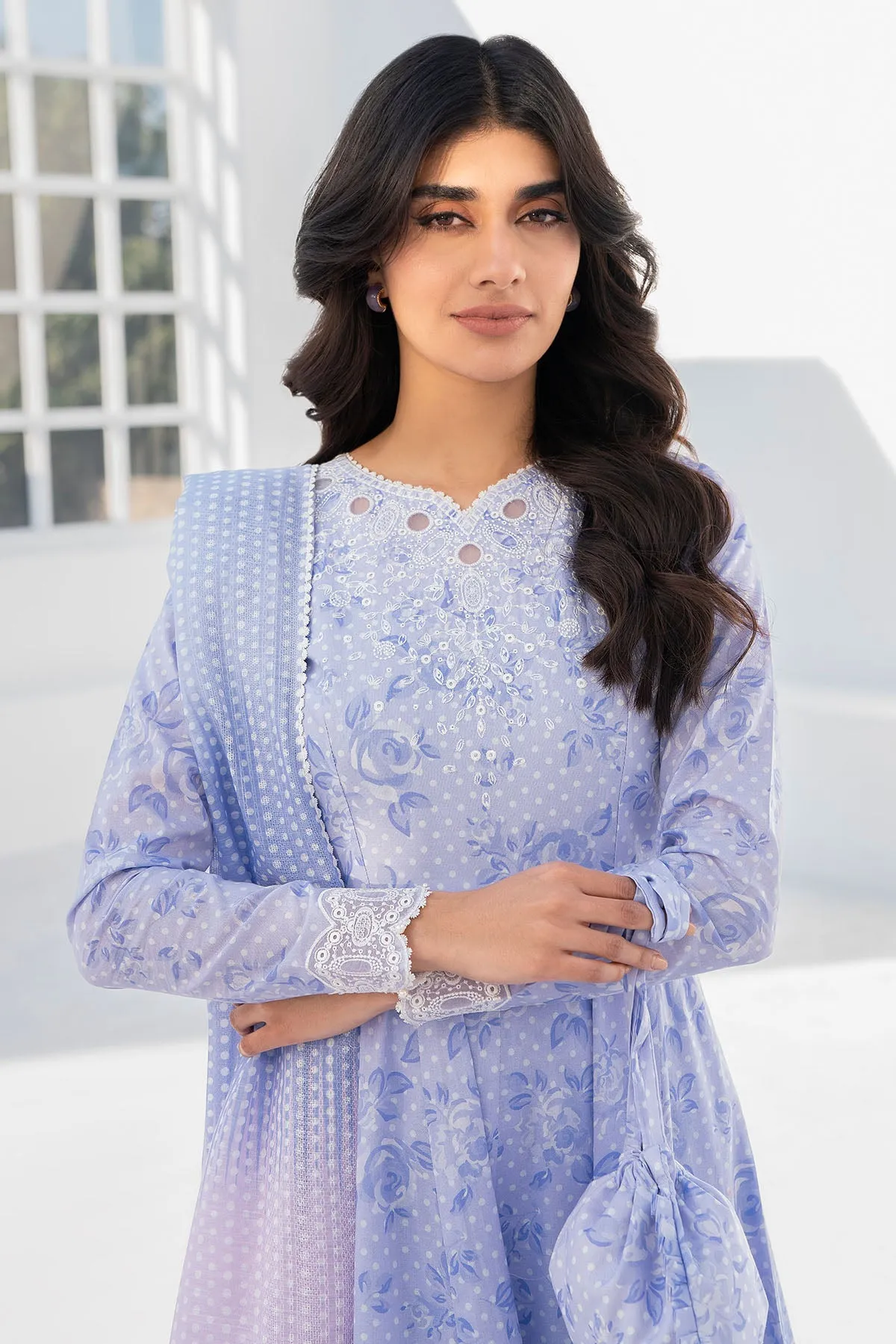 Embroidered Lawn USE-9016